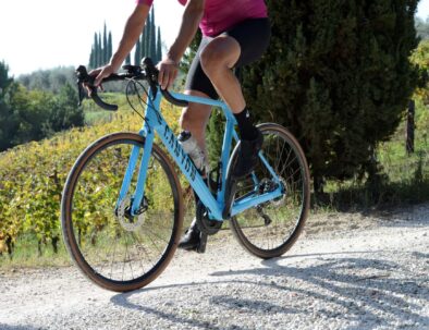 Cycling-along-the-strade-bianche-in-Tuscany